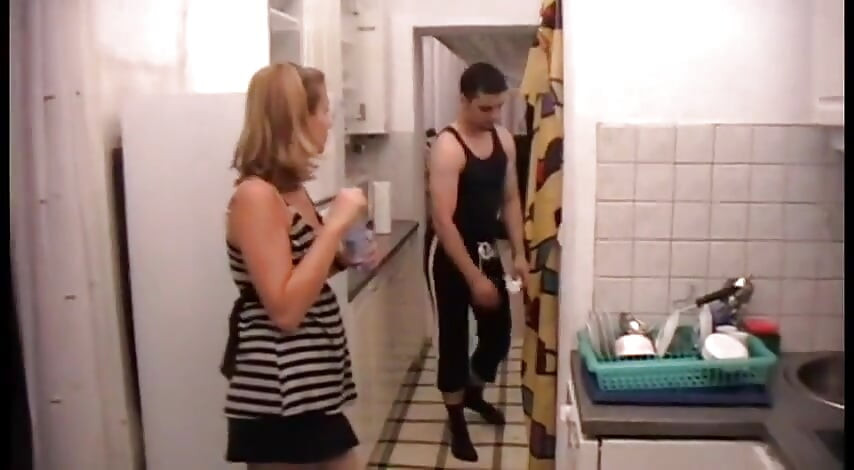 Поспішай і припливи на цю кухню, рабе!