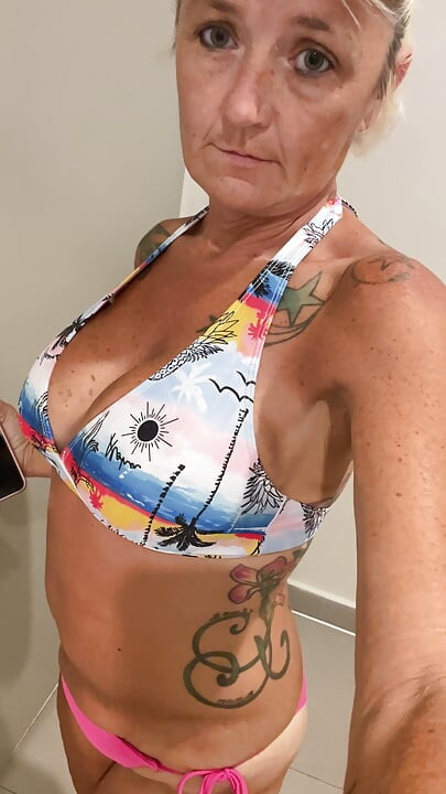 Mă simt sexy la piscină.. Mă furi în toaletă.