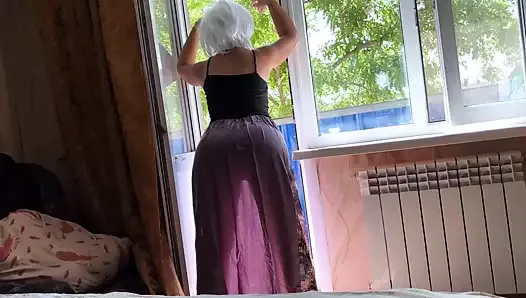 À travers une robe MILF transparente, vous pouvez voir son cul pour une sodomie