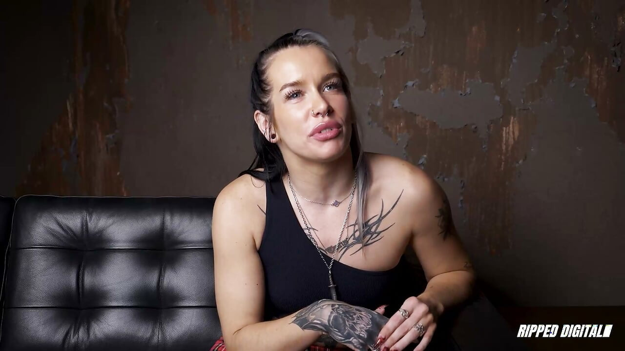 Sâni Perforați Juicy Dubz Supunere Cu Un Pic De Joc Cu Vibratorul
