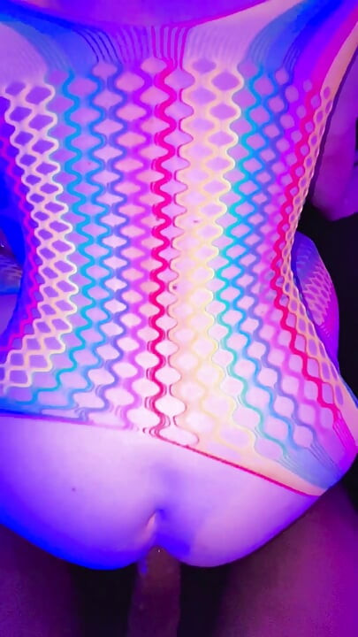 69 in een neon bodystocking POV doggy creampie met TS Diana Deelight in sokken.