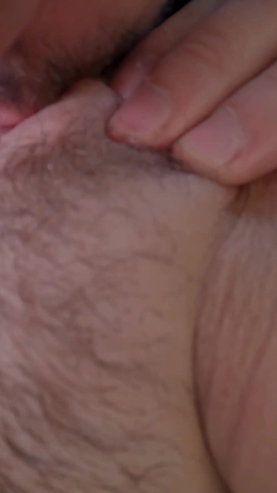 Detik mendekati dari "menjilat kelentit rakaman dekat yang melampau dan memakan faraj muda manis saya dengan orgasme pancutan mani - asmr"
