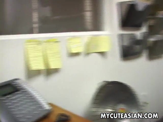 Perempuan jalang Asia berkongkek di atas kerusi kulit