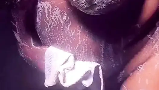 Пришлось принять ванну так, что я использую свой дилдо, потому что я была такая возбужденная