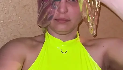 Sarı elbiseli PVC ve lateks nefes oyunu