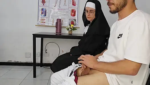 Hastane bekleme odasında rahibenin önünde aletimi çıkardım!