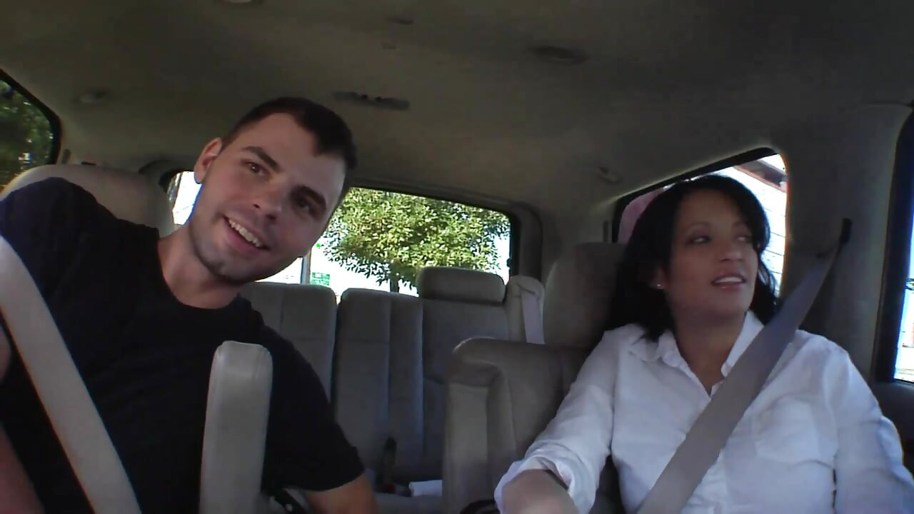 हॉट काले बाल वाली milf(चोदने लायक मम्मी) युवा लंड से प्यार करती है