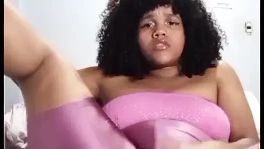 Pantat montok gemetar dan memek berbulu muncrat