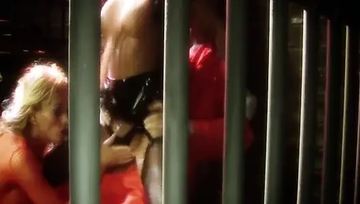 Adegan liar yang tak pernah puas - 1_a pasangan milf pirang semok melakukan threesome dengan tahanan