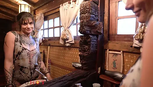 Sakso istedi! Dövmeli ateşli kız büyük yarak emiyor