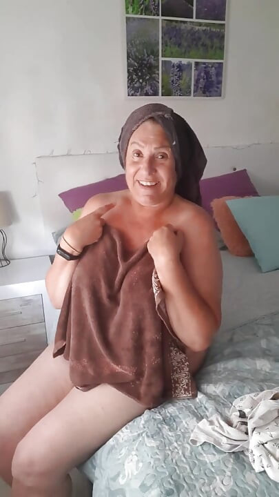 Fina Chats While She Gets Out of the Shower Completely Naked and Gets Ready
