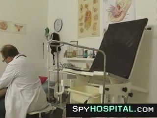 Stary lekarz otwiera cipkę chudej rudej kamery szpiegowskiej