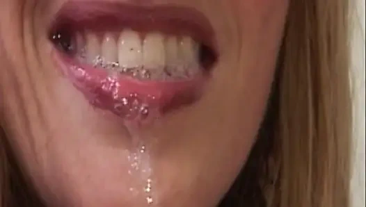 Sein Schwanz Sieht Doppelt so Groß Aus in Ihrem Dünnen Körper