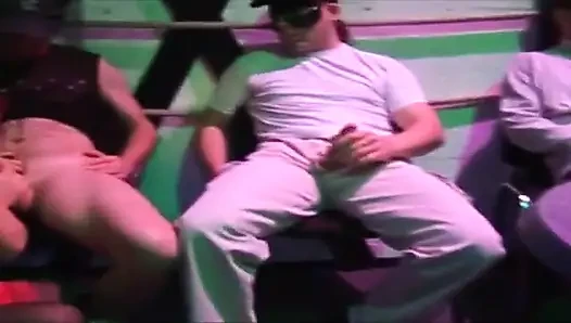 Reife schätzchen gefingert und lutschen im wilden club-gangbang