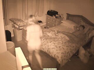 Stiefmoeder sluipt het bed van zoon binnen na een avondje stappen en wil zijn pik