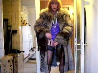 Foxfur faggot กับรองเท้าแตะ