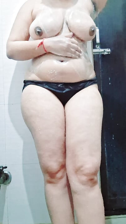 Desi bhabhi ko pataya aur fir nahate hue dekha chupke s