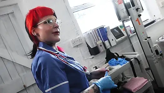 Krankenschwester Rubys erniedrigende vaginale untersuchung: gepiercte schlampe rosa inspiziert, gedehnt und gebrochen im medizinischen zimmer