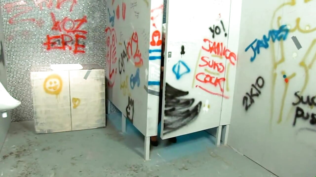 Câmera no banheiro público