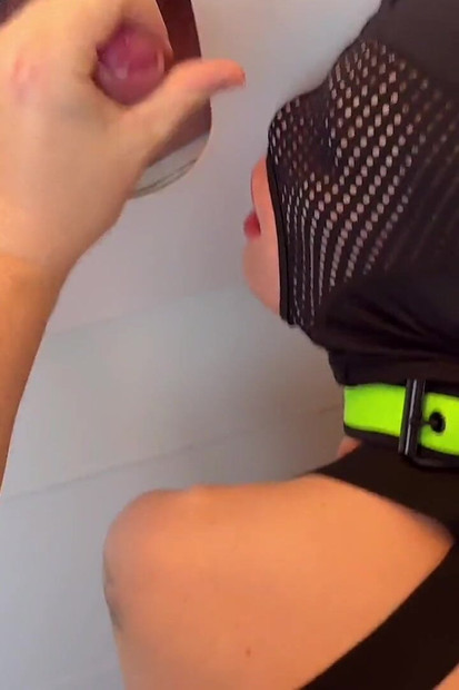 20 -godišnji Tvink služi anonimne top-e na gloryhole - akcija bez kondoma uključena