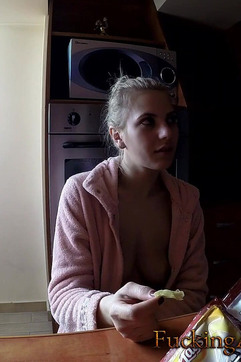 Nos bastidores, atores se divertindo, comendo e brincando