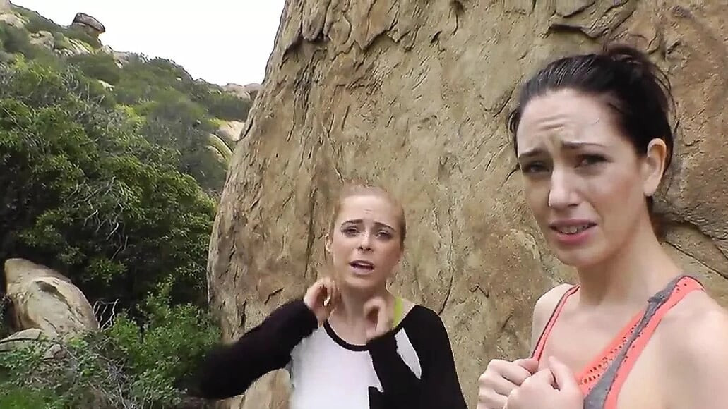 Erstaunlicher wandernder POV-Dreier mit Penny Pax und Sarah Shevon