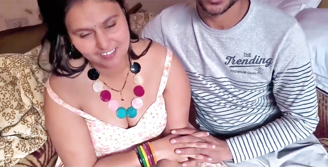 美しいインドの美女が膣内でセックスし、チンコの精液を吸う