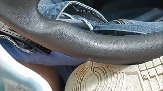 mecânico viu sapatos no assoalho nu em seu caminhão