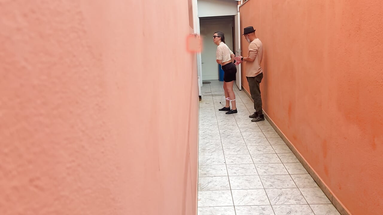 Jugando a etiqueta congelada con la chica ciega en el callejón.