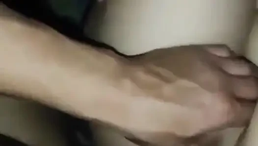Güzel kadın sikilmek için vücudunu teslim ediyor