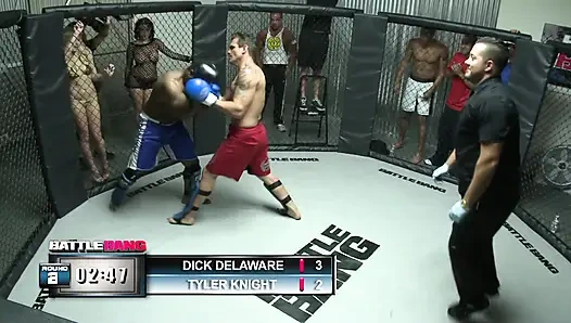 Pelacur pirang mengikat kakinya untuk dong besar