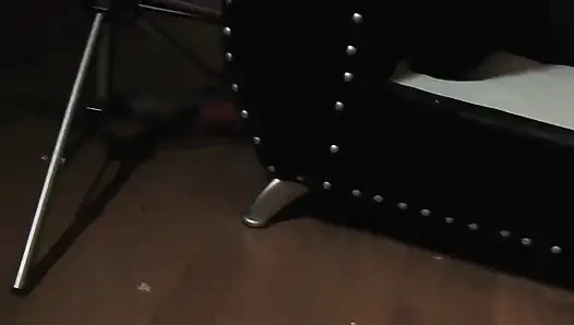 Sarışın orta yaşlı seksi kadın derin vuruşlar yaparken yüksek sesle inliyor