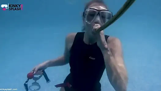 Perbudakan bawah air, muncrat & muncrat di wetsuitku yang sempit