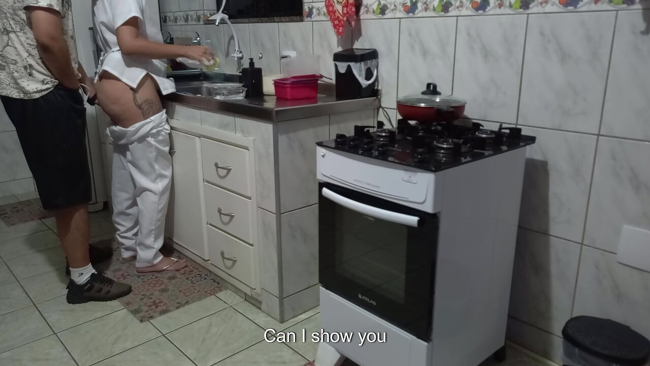 Hizmetçi bulaşık yıkarken götünü kullandırıyor.