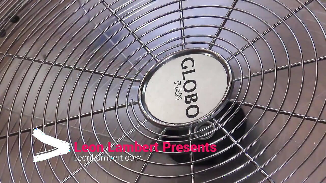 Grandi tette culi stretti si piegano sulle mutandine, gambe uniformi dita di cammello festa