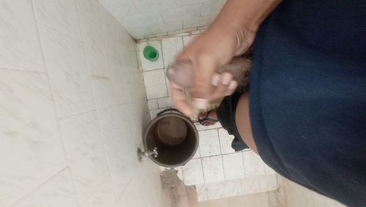 Trabajo de mano en la sala de baño