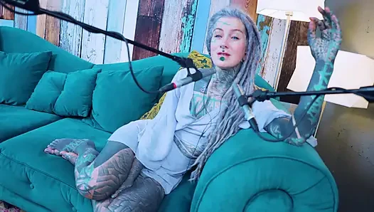 P hakkında konuşuyorum - tutku - asmr podcast sfw konuşuyor gotik sıska kız dreadlocks dövmeli model dövmeli kız