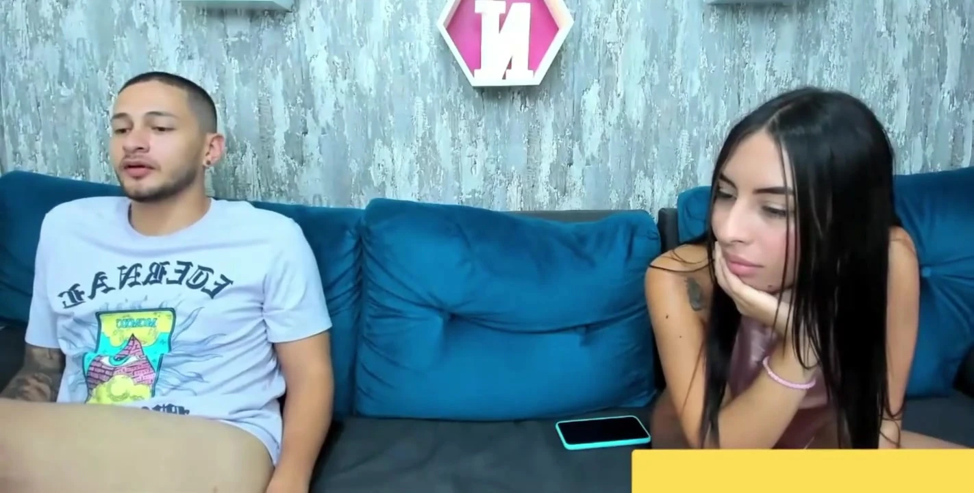 Küçük üvey kız kardeşin erkek kardeşine götünü sikiyor