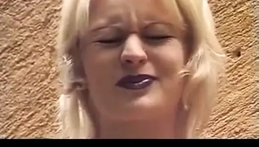 Fahişeler açık havada işiyor