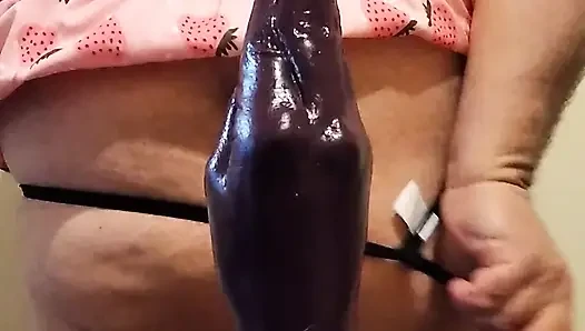 Şişman götlü kadın kılıklı kadın yumruk tıkacına biniyor