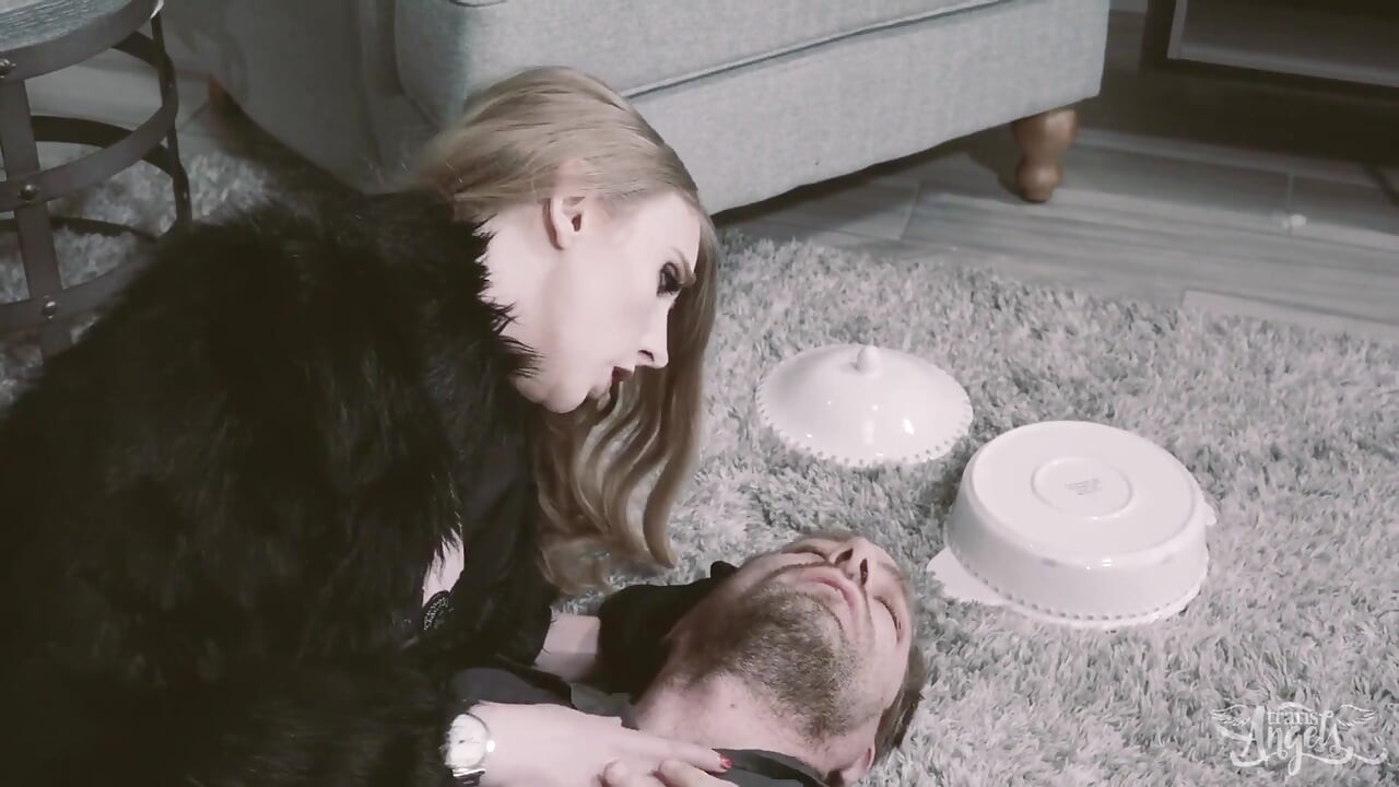 Trans Angels - Blonde babe Janelle Fennec uwielbia jeździć kutasem