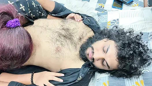 Mädchen küsst jungen und verführt jungen mit heißer romantik