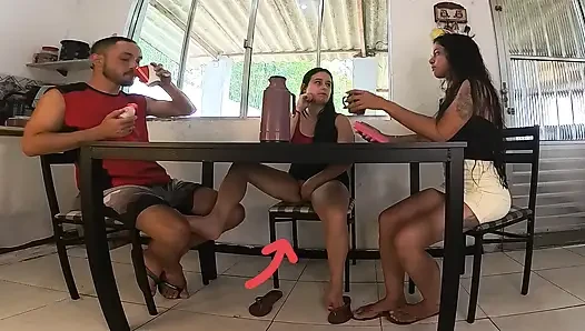 Жена застукала своего неверного друга, дающего ее оральный секс! Она присоединится к ним?