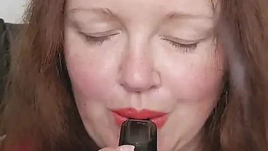 Kırmızılı sisli bayan, vaping