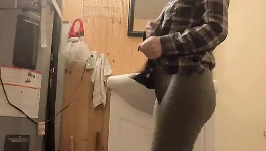 Hana Nimmt Eine Tasse Wasser, Putzt Ihre Muschi Im Badezimmer