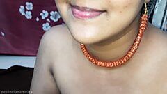 Đôi môi dễ thương của cô gái khỏa thân Ấn Độ được tô son môi và đôi chân gợi cảm của bhabhi được sơn móng tay màu đỏ. tận hưởng âm hộ đầy lông của cô ấy