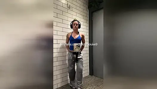 Soyunma odasında grup seks sızıntısı: 18 yaşındaki kız tükürüyor ve döl boşaltma olarak kullanılıyor