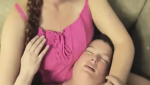 Istri nakal ini ngasih hadiah seks threesome sama teman jagalnya sama suaminya