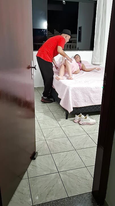 카니발에서 이른 아침에 집에 도착한 배다른딸이 펠라를 해주다.