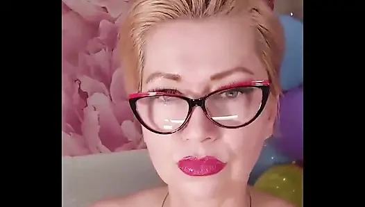 Renkli balonların arka planında olgun bir kaltağı dildoyla sikiyor